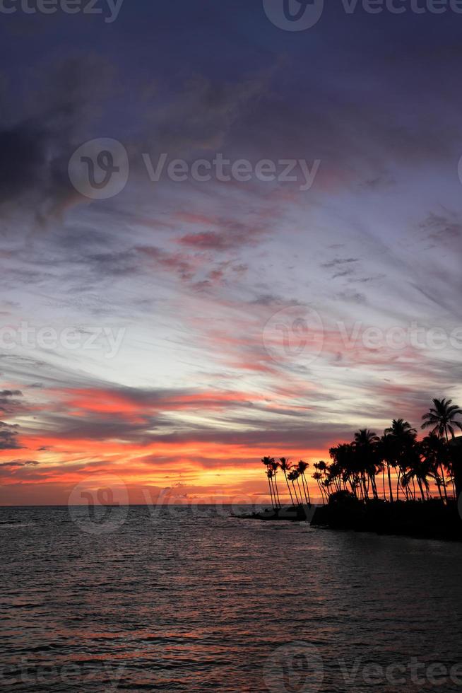 belo pôr do sol na ilha grande, costa de Kohala, waikoloa, havaí foto