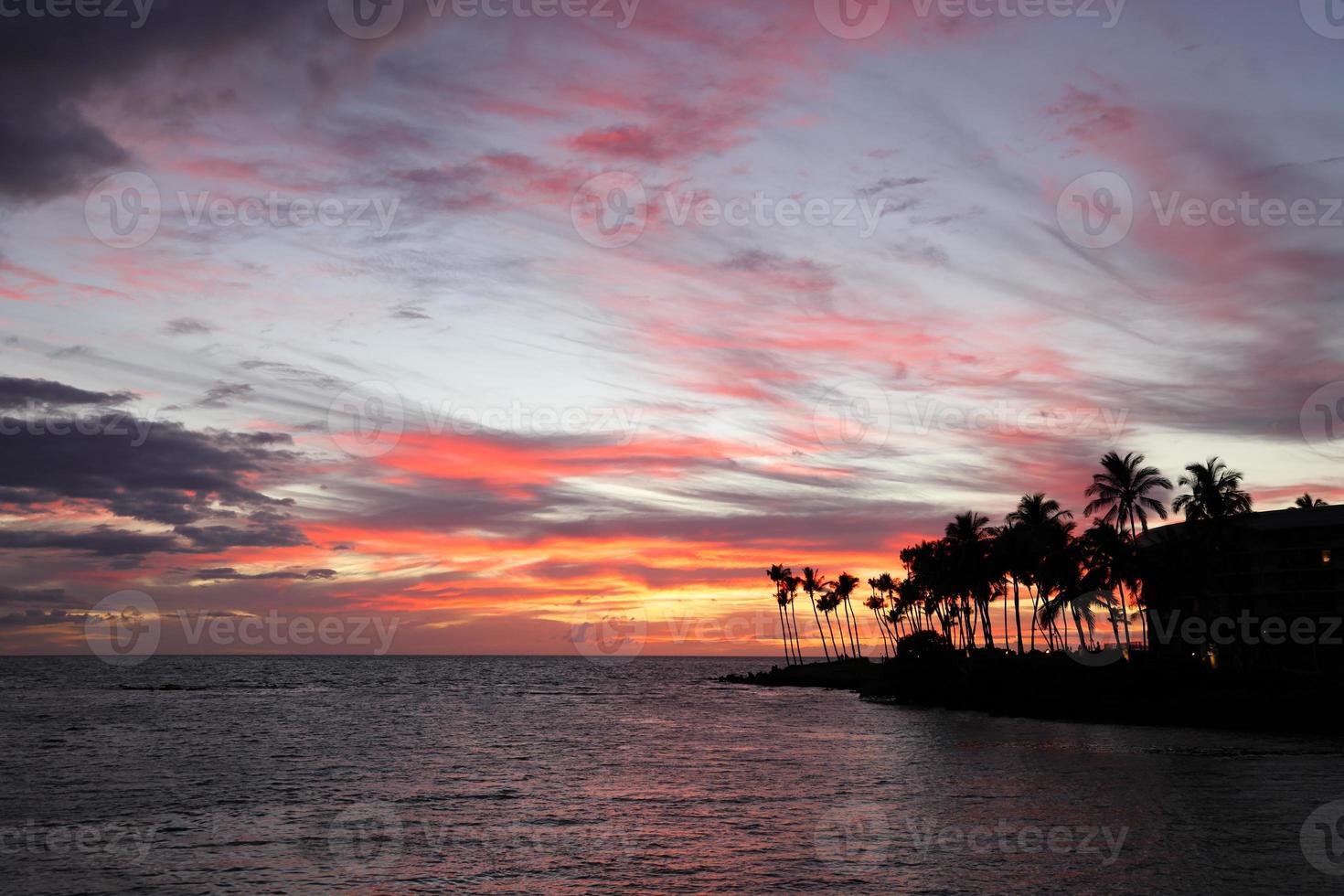belo pôr do sol na ilha grande, costa de Kohala, waikoloa, havaí foto