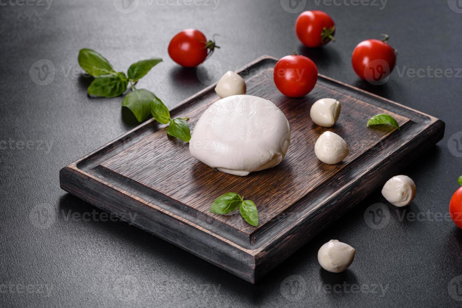 saboroso queijo mussarela fresco para fazer salada caprese foto