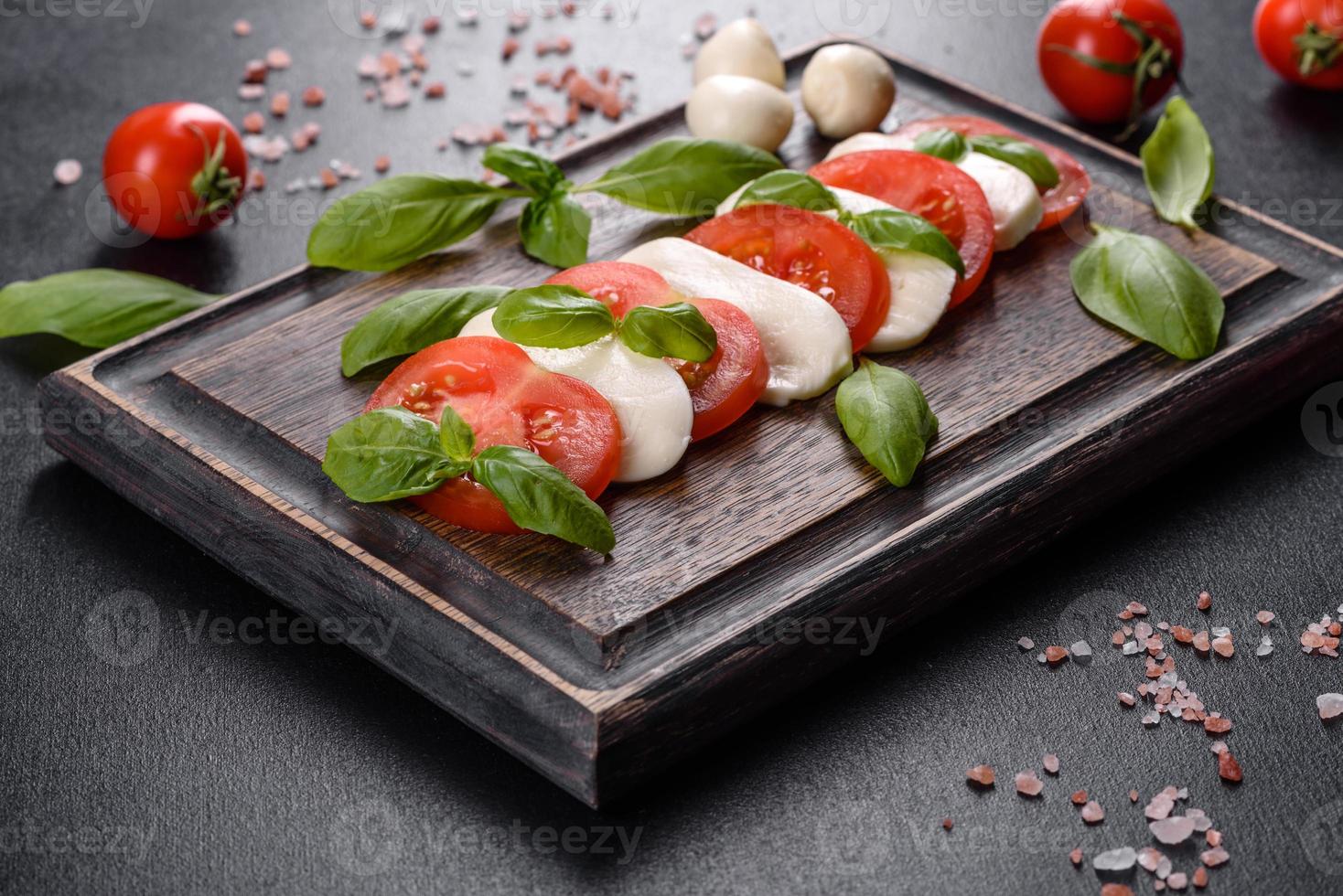 salada caprese italiana com tomate fatiado, queijo mussarela foto