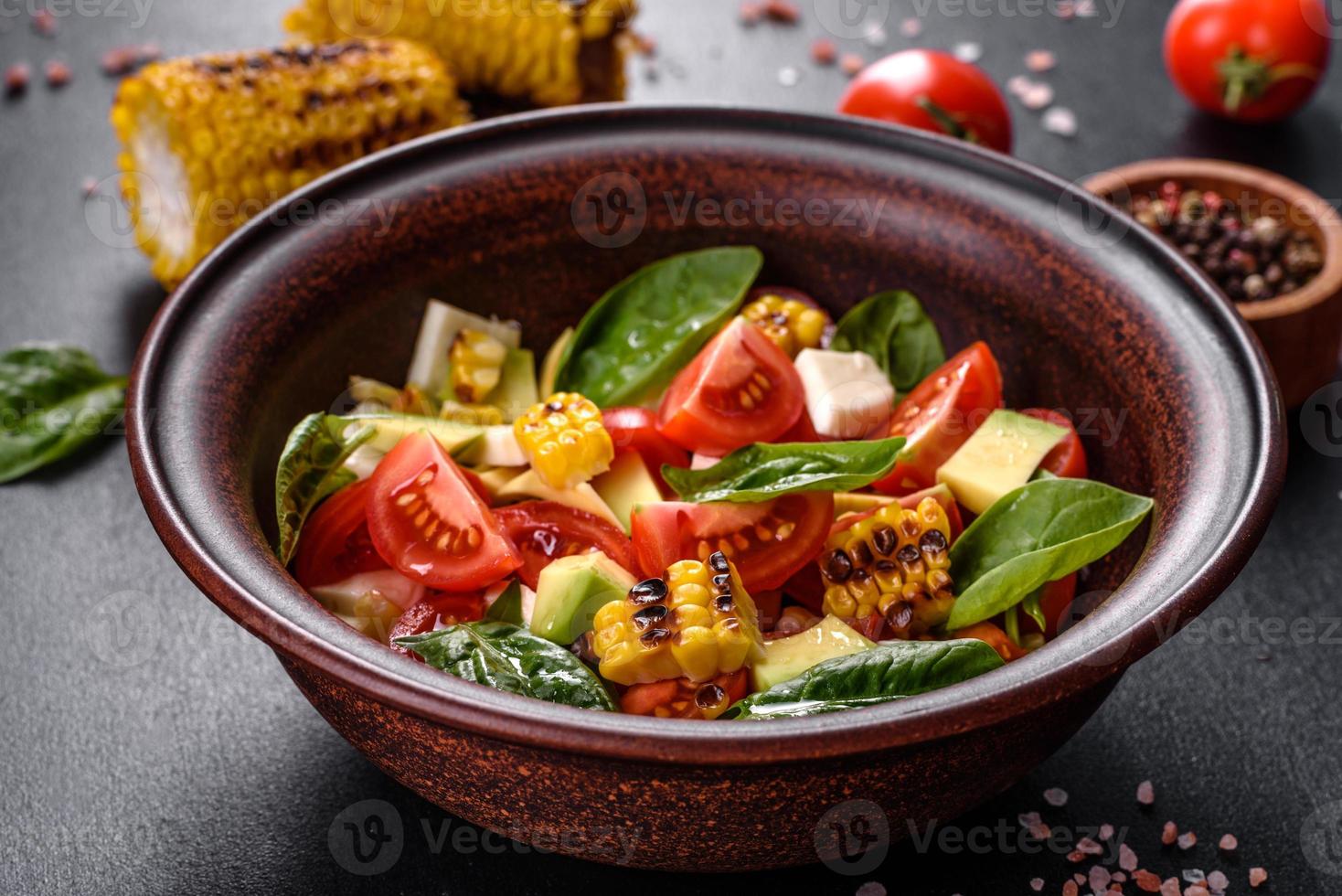 deliciosa salada fresca com tomate, abacate, queijo e milho grelhado foto