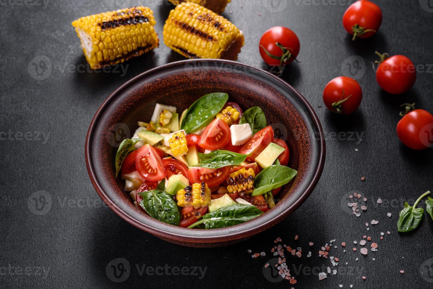 deliciosa salada fresca com tomate, abacate, queijo e milho grelhado foto