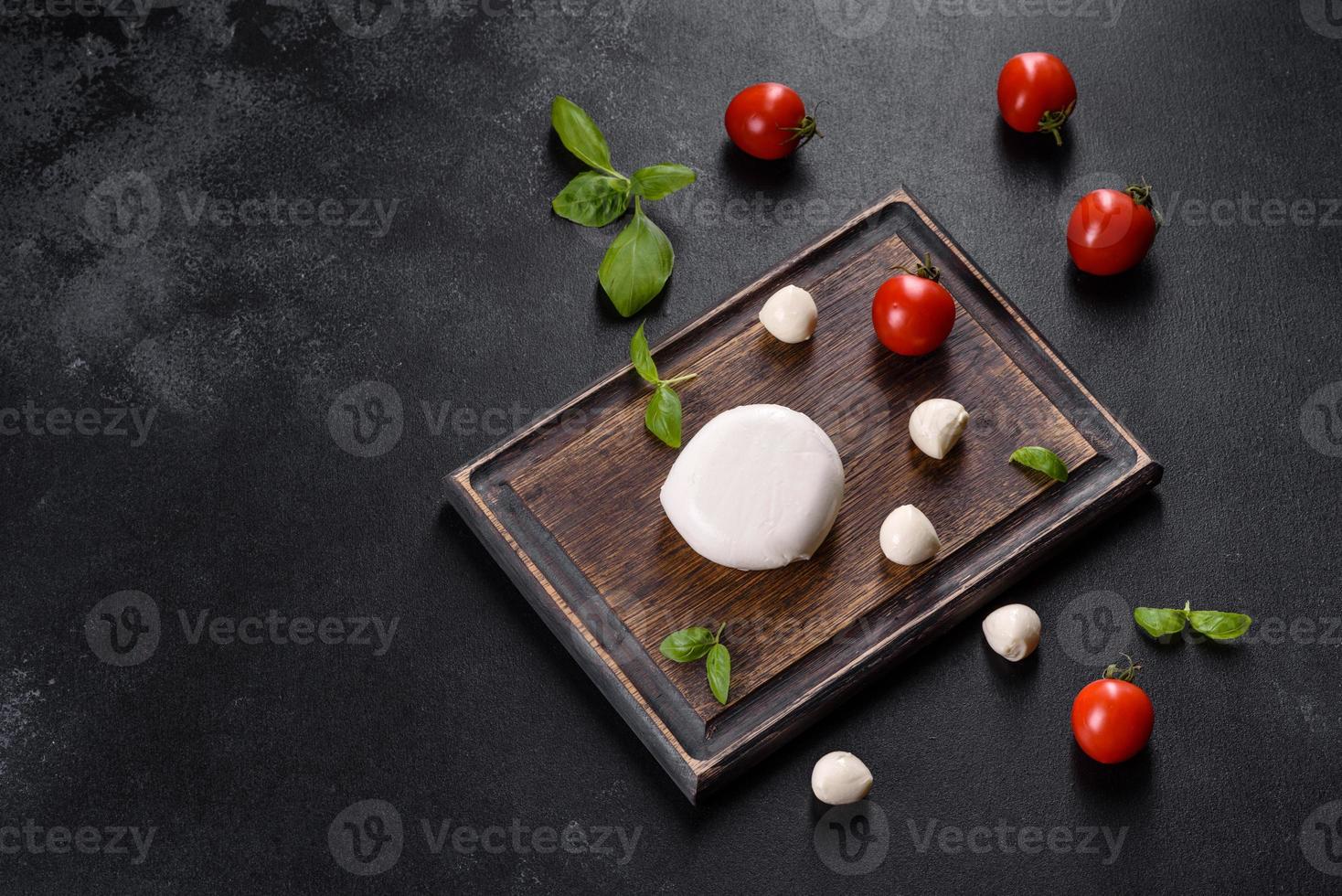 saboroso queijo mussarela fresco para fazer salada caprese foto