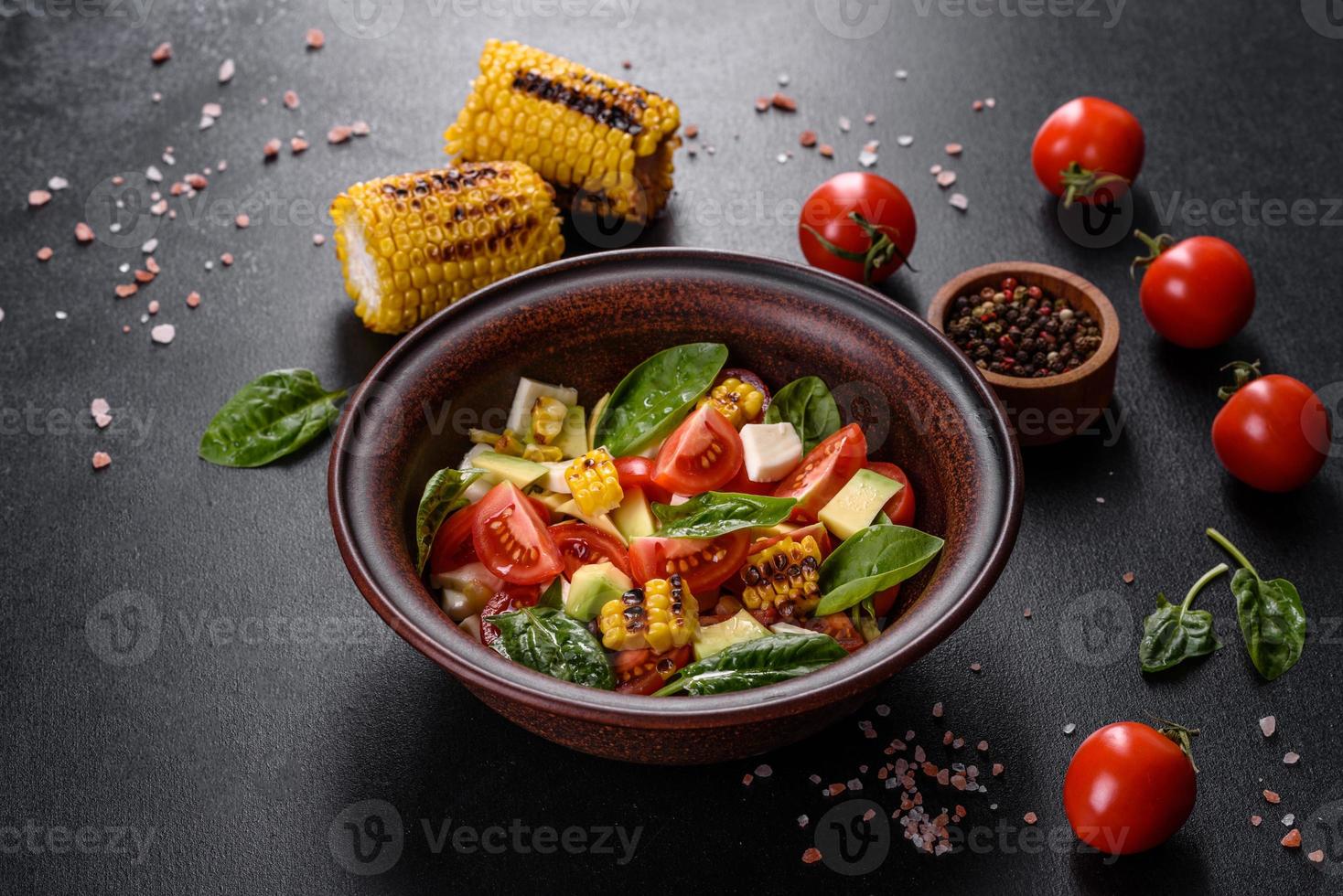 deliciosa salada fresca com tomate, abacate, queijo e milho grelhado foto