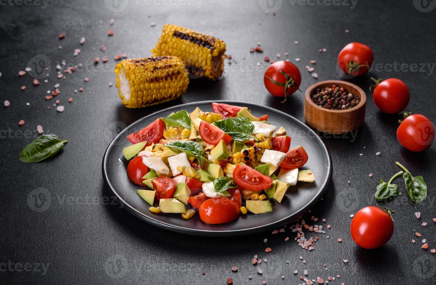 deliciosa salada fresca com tomate, abacate, queijo e milho grelhado foto