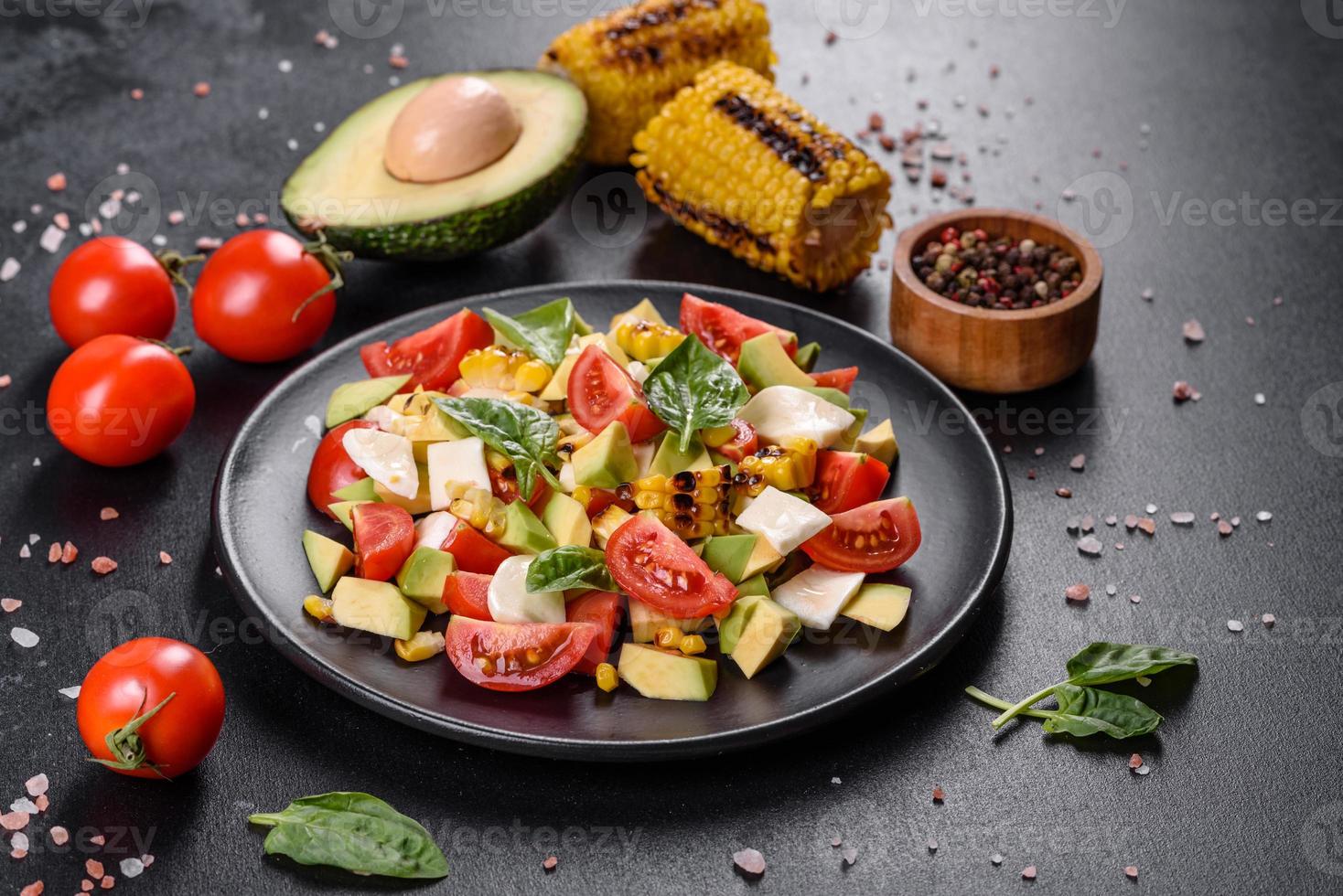 deliciosa salada fresca com tomate, abacate, queijo e milho grelhado foto