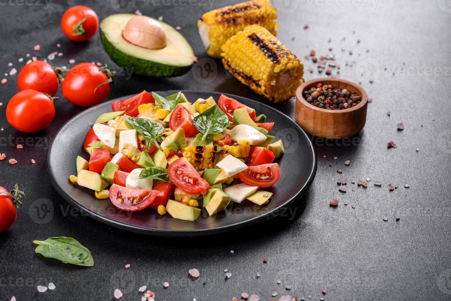 deliciosa salada fresca com tomate, abacate, queijo e milho grelhado foto