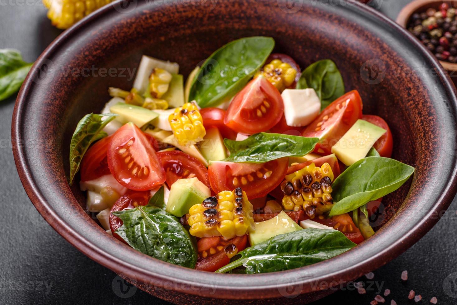 deliciosa salada fresca com tomate, abacate, queijo e milho grelhado foto