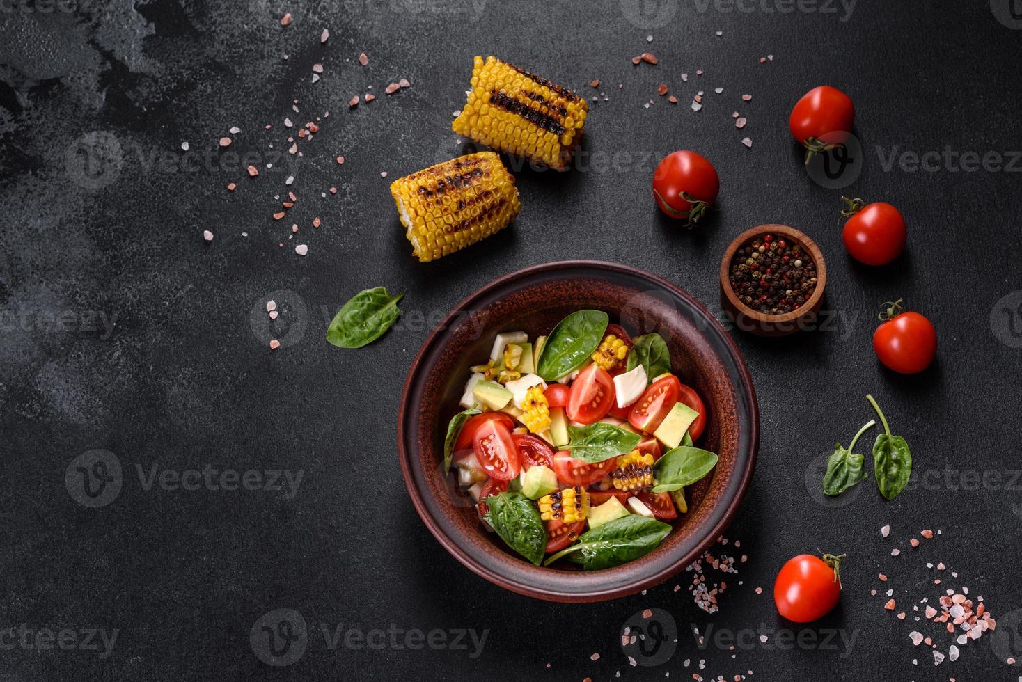 deliciosa salada fresca com tomate, abacate, queijo e milho grelhado foto