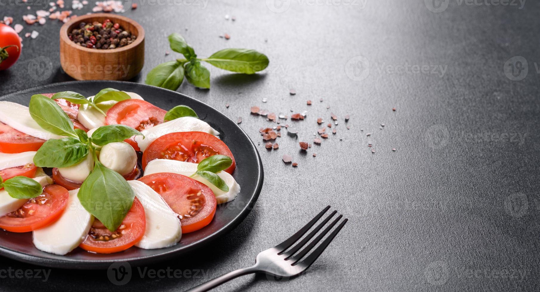 salada caprese italiana com tomate fatiado, queijo mussarela foto