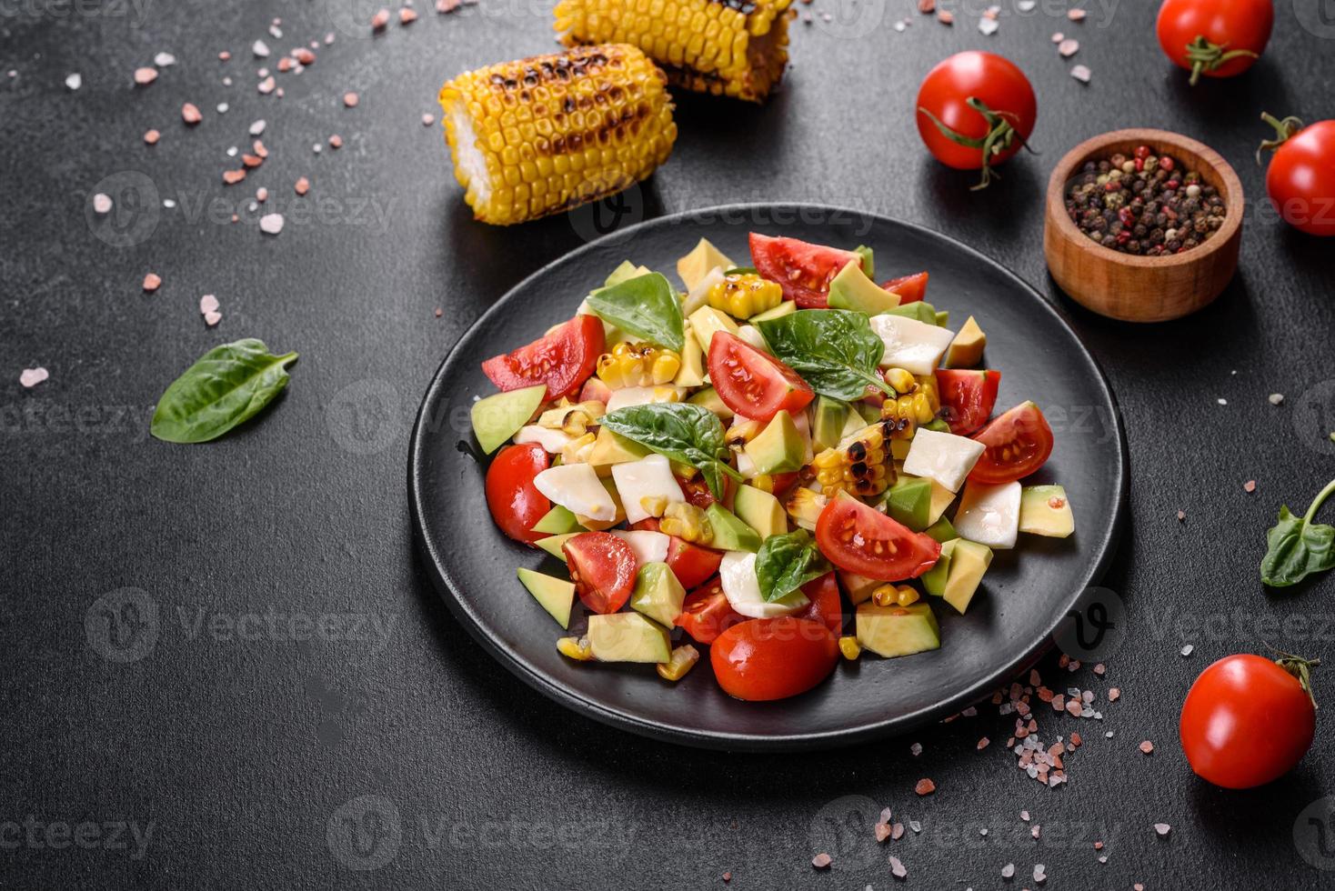 deliciosa salada fresca com tomate, abacate, queijo e milho grelhado foto