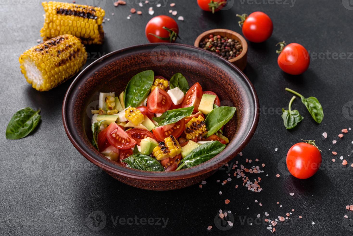 deliciosa salada fresca com tomate, abacate, queijo e milho grelhado foto