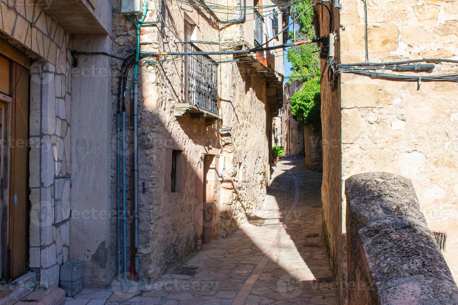 rua da cidade medieval com edifícios de pedra foto