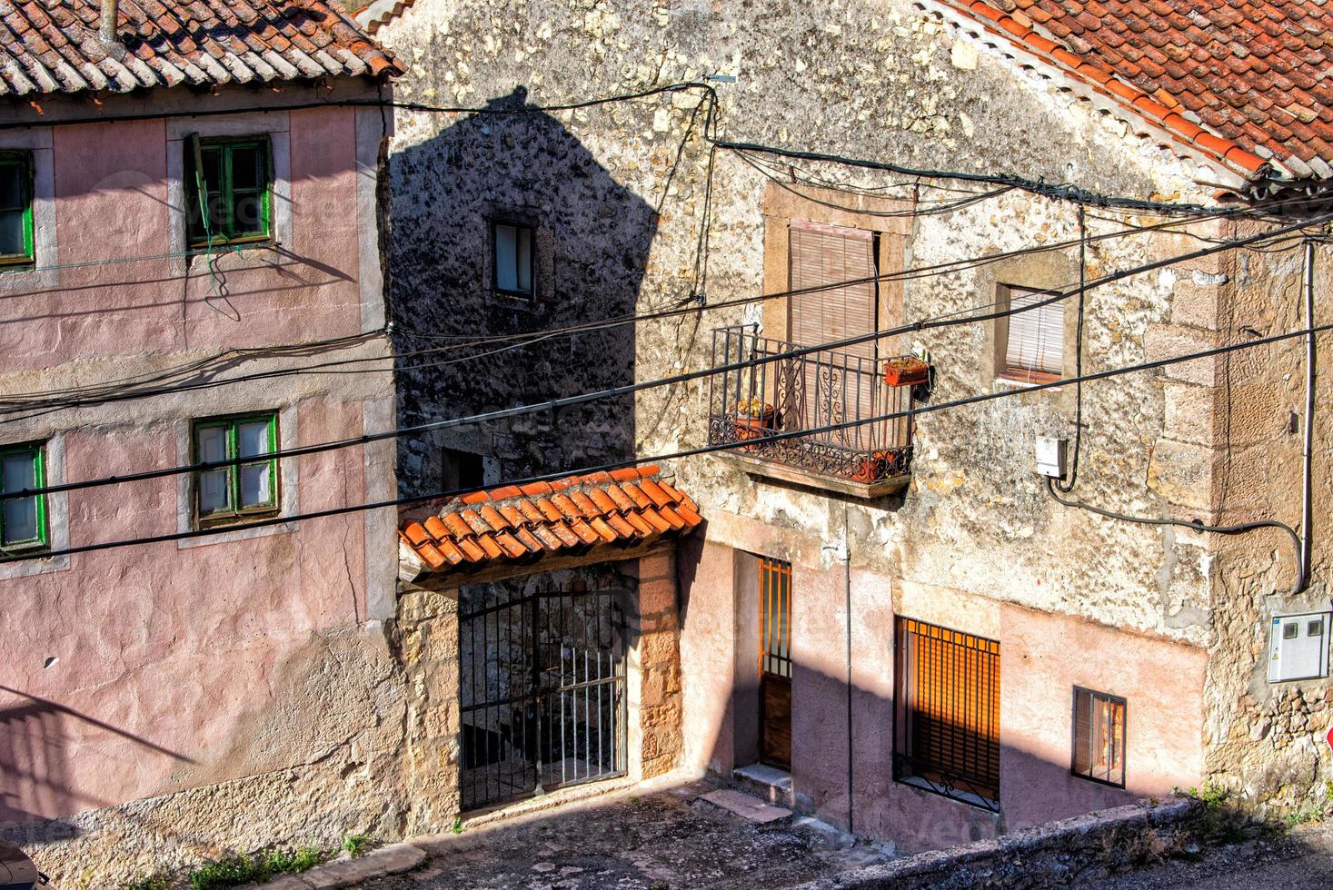 prédio com fachada de pedra e varanda foto