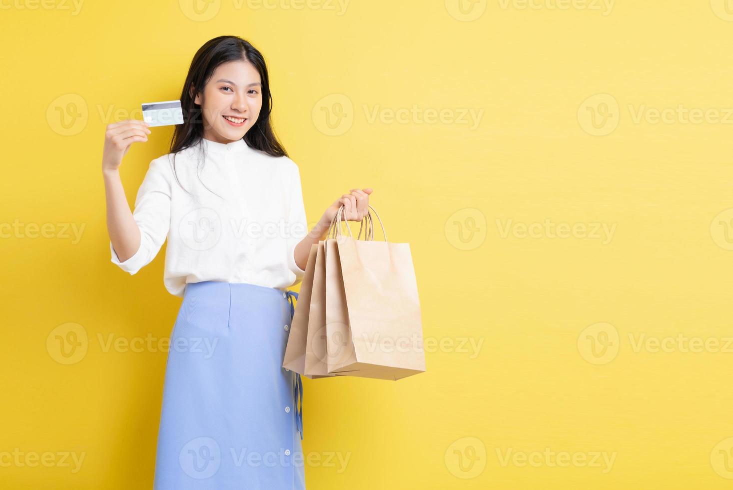 jovem segurando uma sacola de compras com uma cara feliz foto