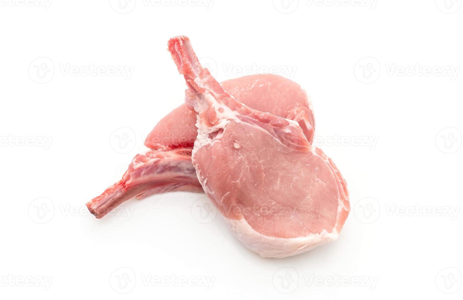 costeleta de porco fresca no fundo branco foto