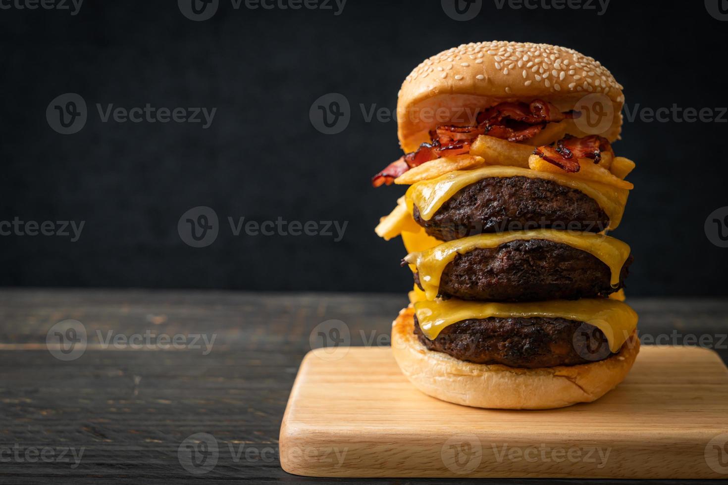 hambúrguer ou hambúrguer de carne com queijo, bacon e batatas fritas - estilo de comida não saudável foto