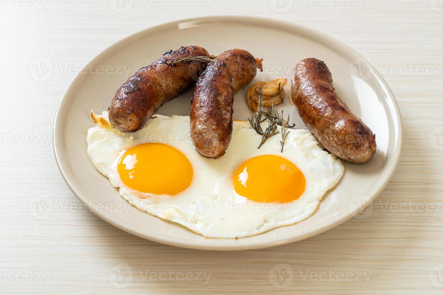 ovo frito duplo caseiro com linguiça de porco frita - no café da manhã foto