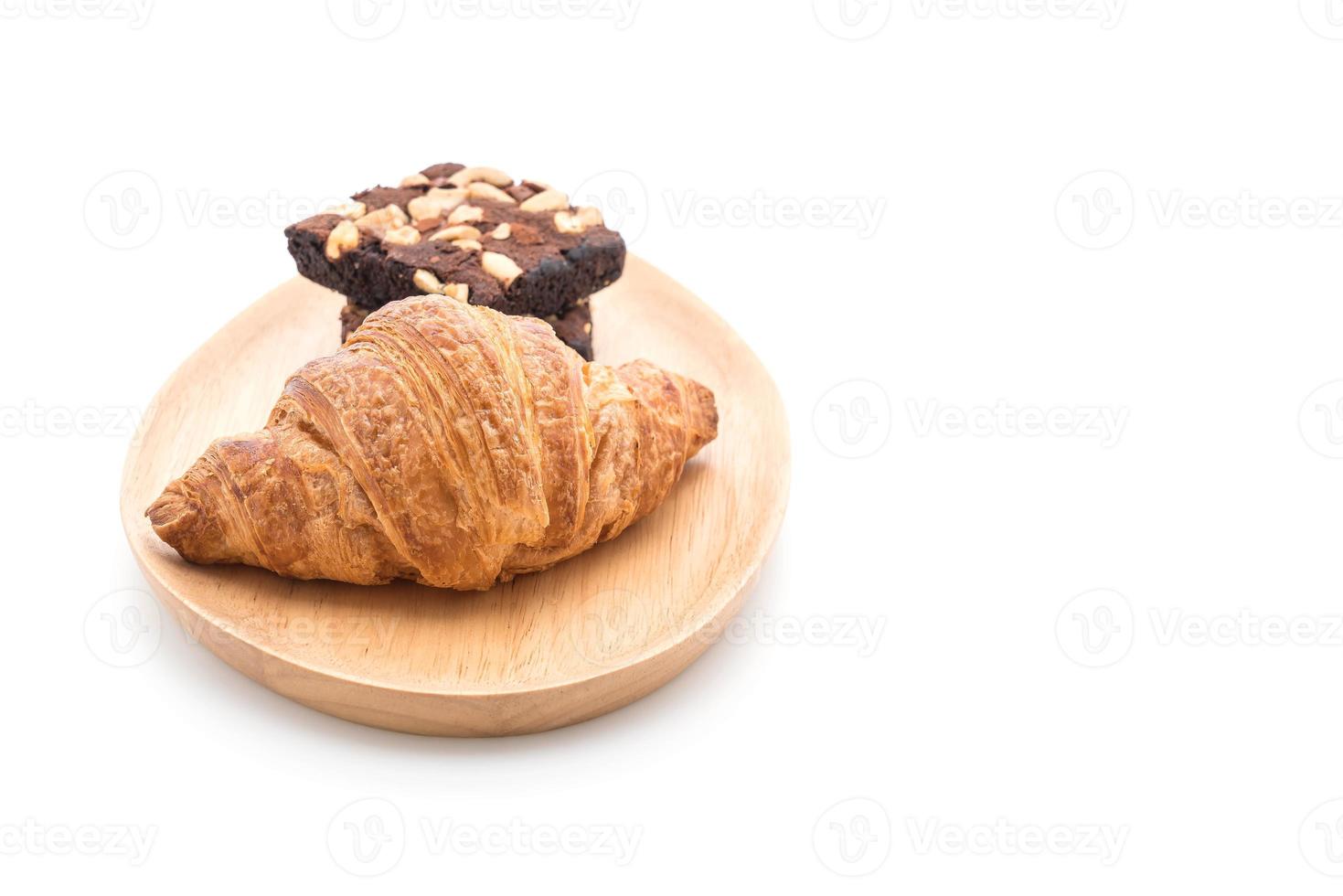 croissant e brownies em fundo branco foto