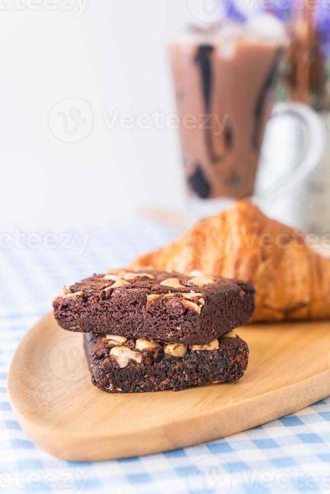 croissant e brownies na mesa foto