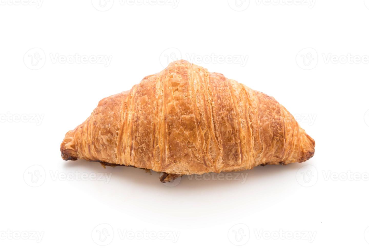 croissant de manteiga em fundo branco foto