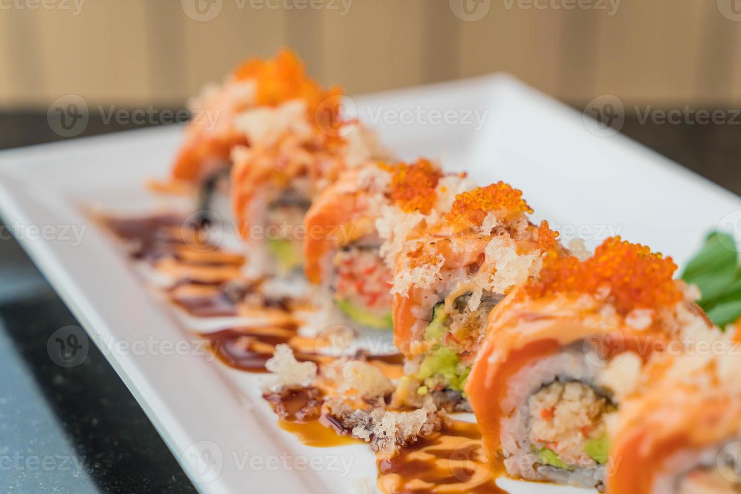 rolos de sushi de salmão - comida japonesa foto