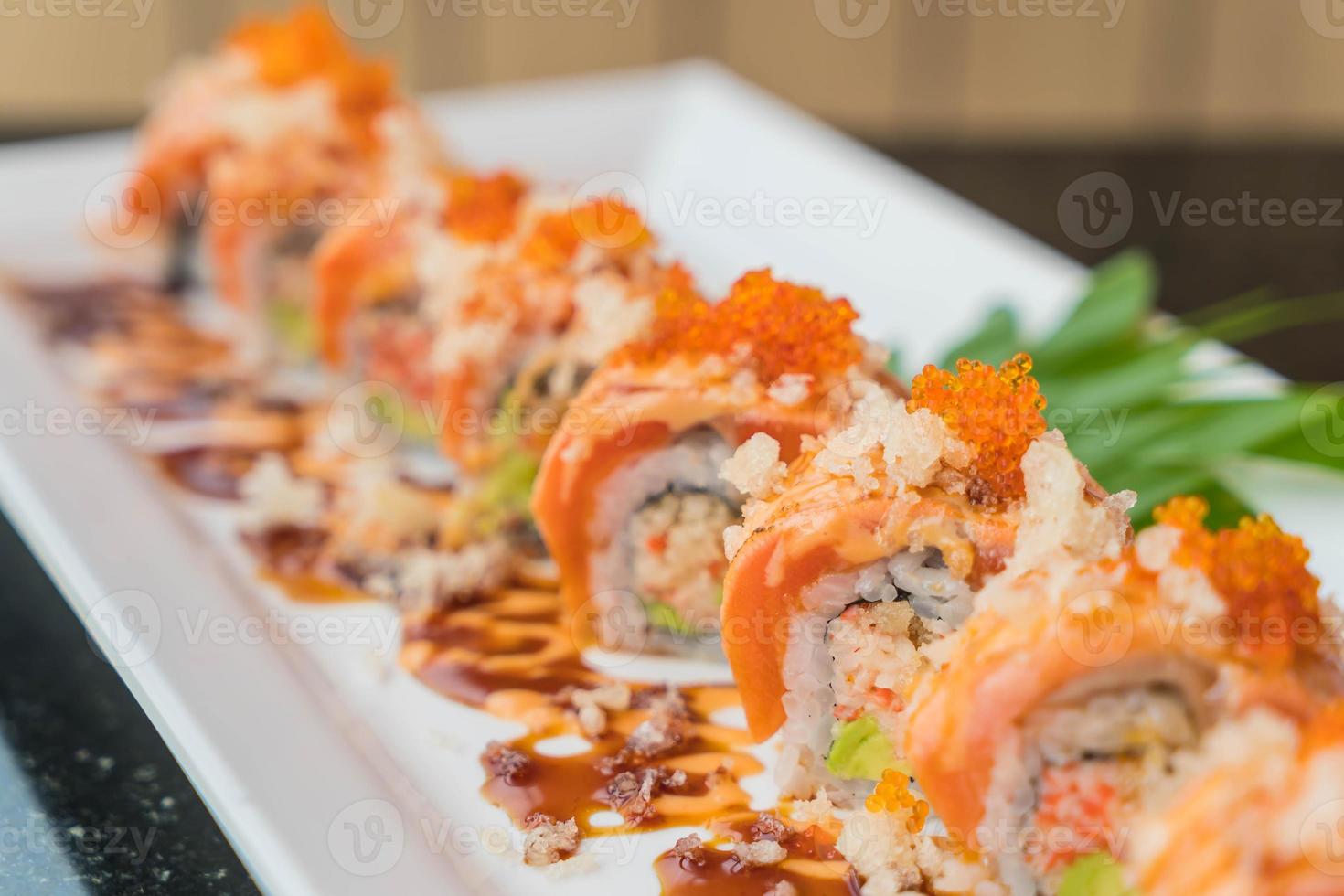 rolos de sushi de salmão - comida japonesa foto