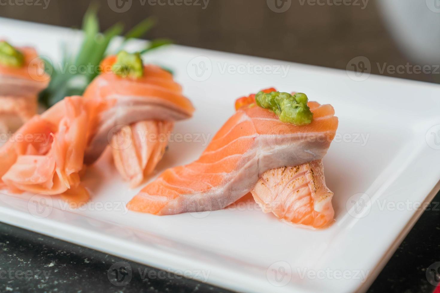 rolos de sushi de salmão - comida japonesa foto