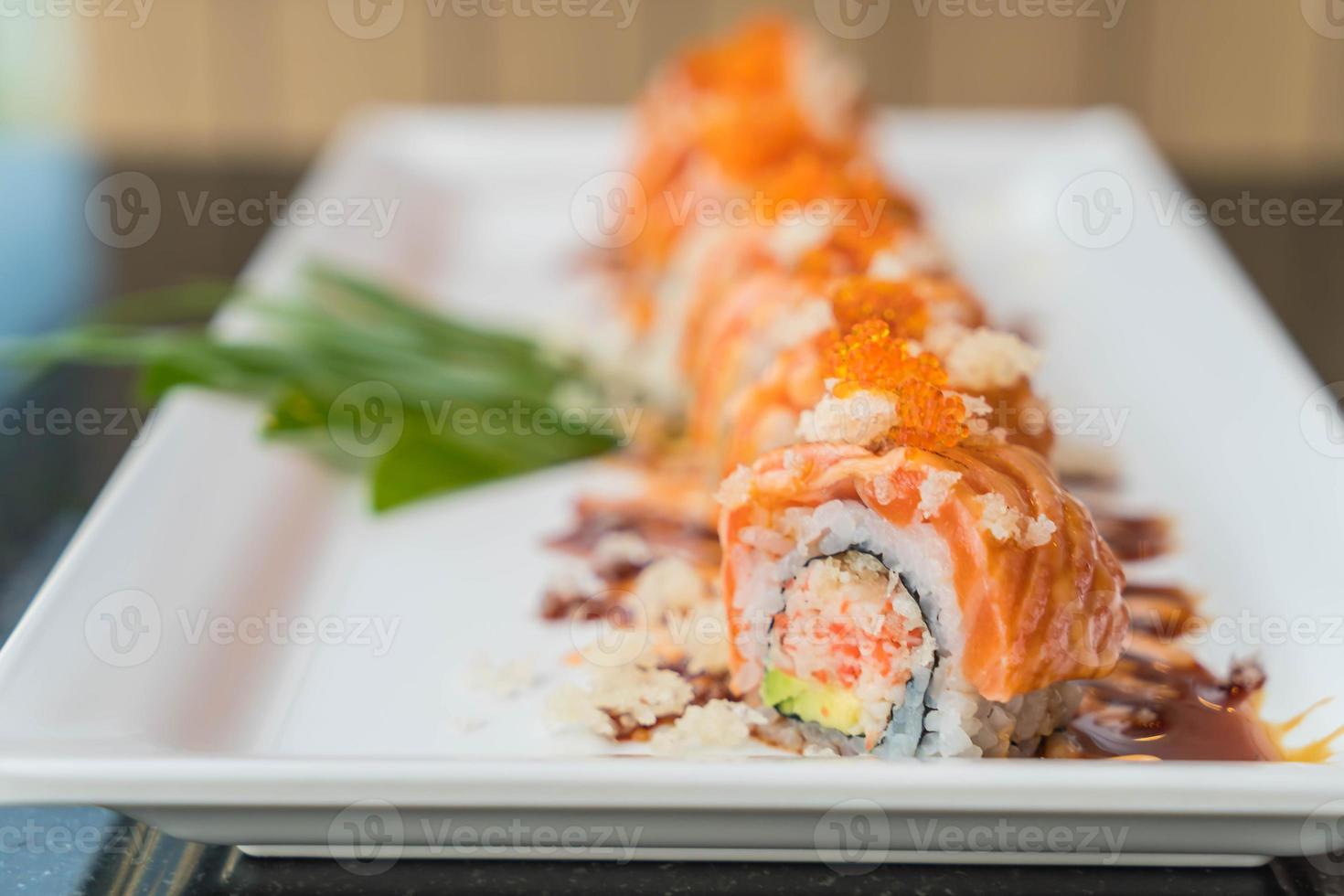 rolos de sushi de salmão - comida japonesa foto