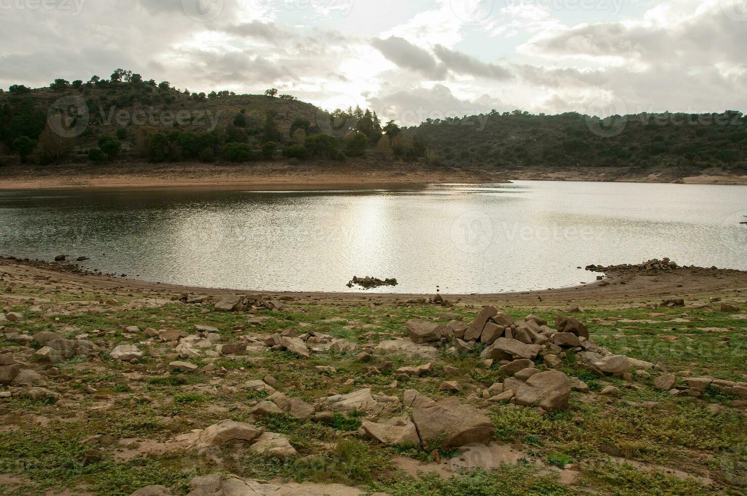 barragem cama em a tejo rio, dentro Portugal, sem água. isto é possível para andar Onde lá devemos estar muitos cúbico metros do água foto