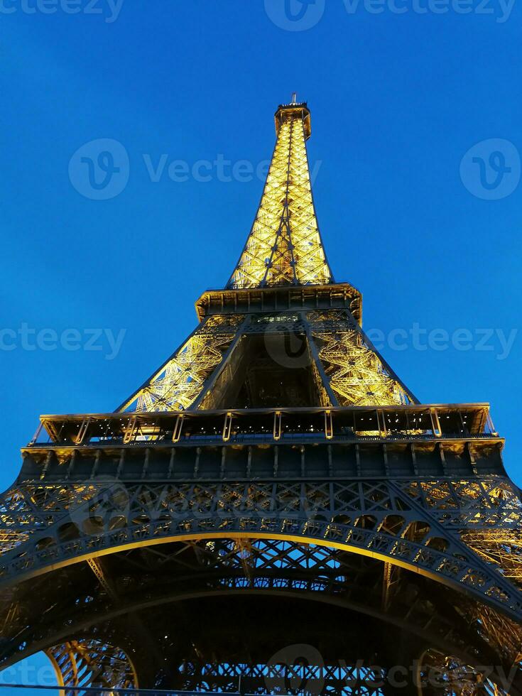 perspectiva do a eiffel torre dentro Paris iluminado às a fim do a dia foto