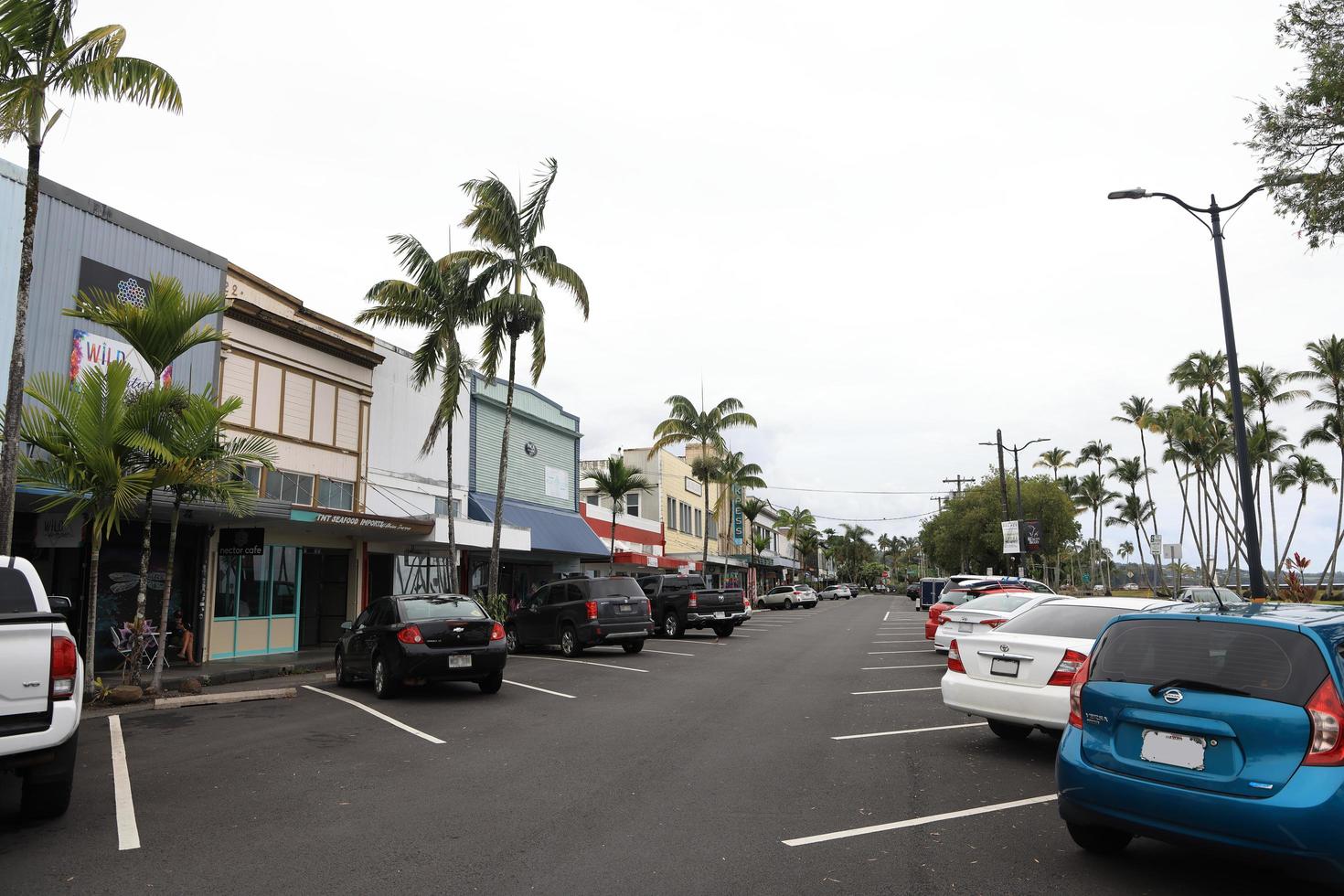 hilo, havaí, eua, 2021 - vista de um estacionamento na cidade foto