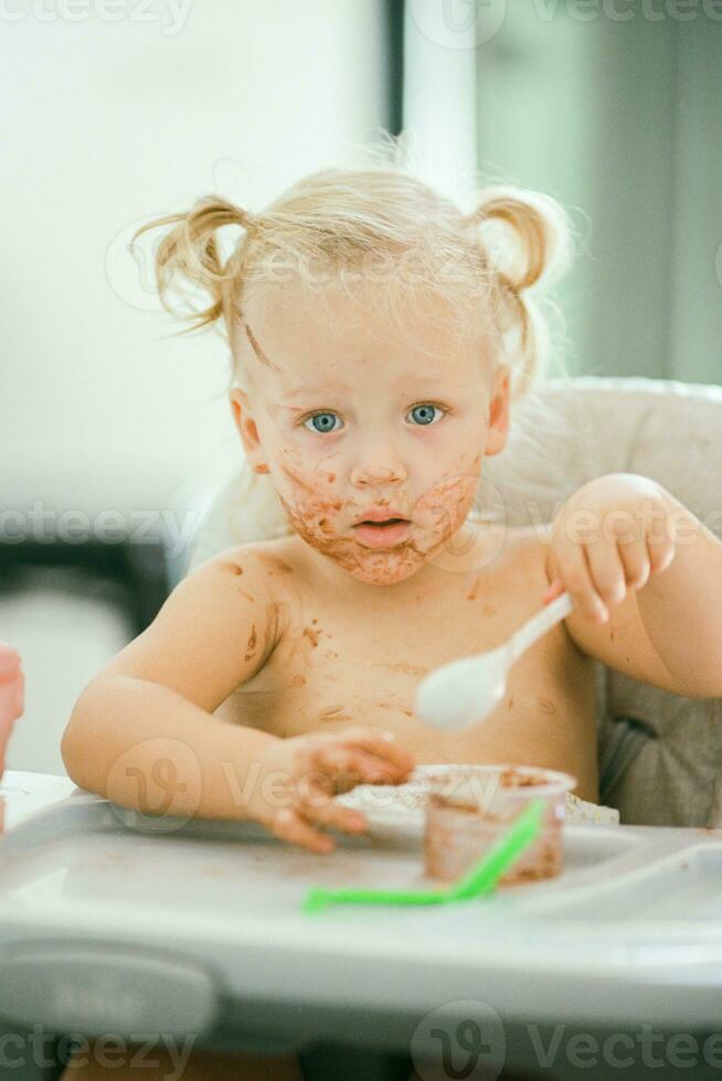 pequeno bagunçado comedor foto