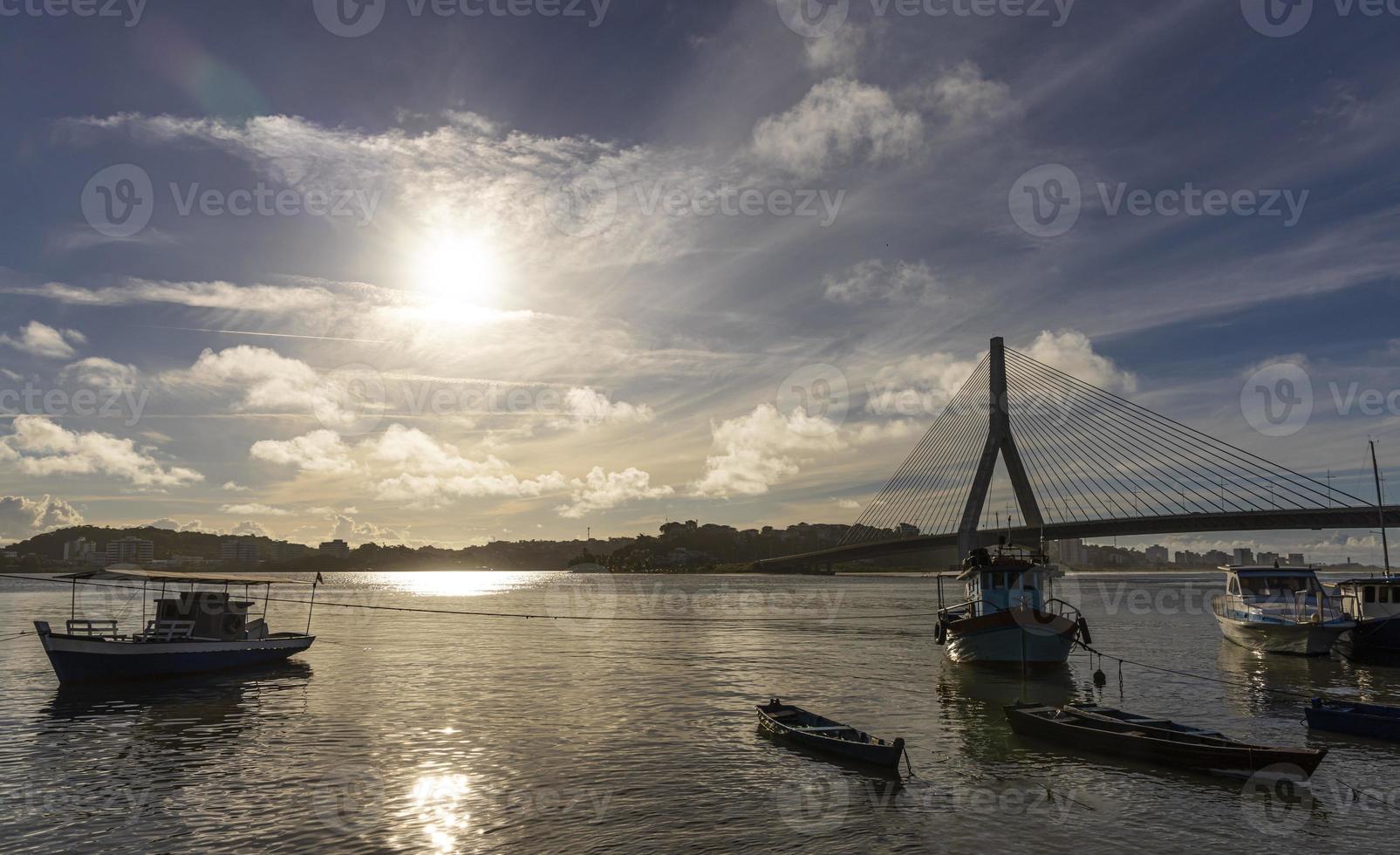 belo pôr do sol em frente à ponte ilheus-pontal. foto