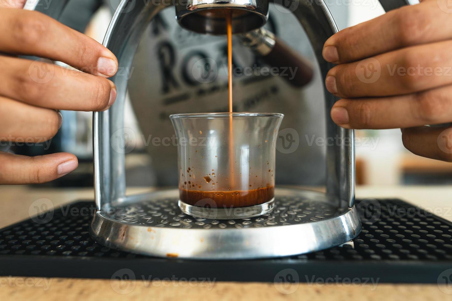 café ecfresso de uma máquina de prensagem em uma caneca foto