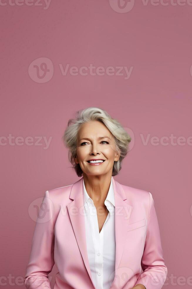55 anos sorridente mulher com cinzento cabelo em uma Rosa fundo. ai generativo foto