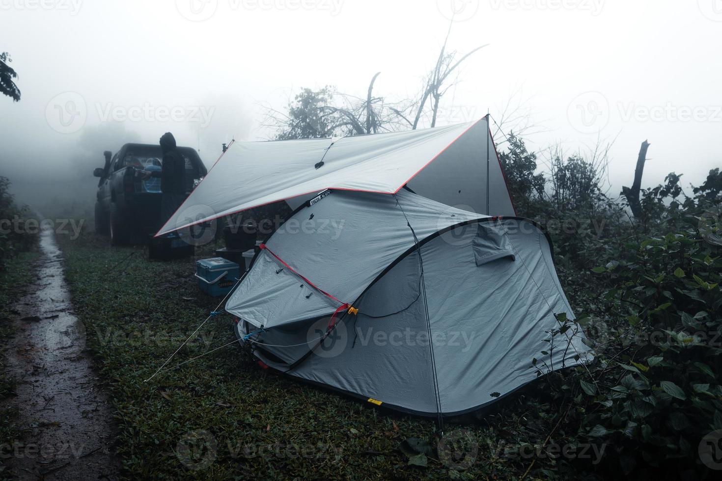 acampar em um dia nublado e chuvoso na floresta foto