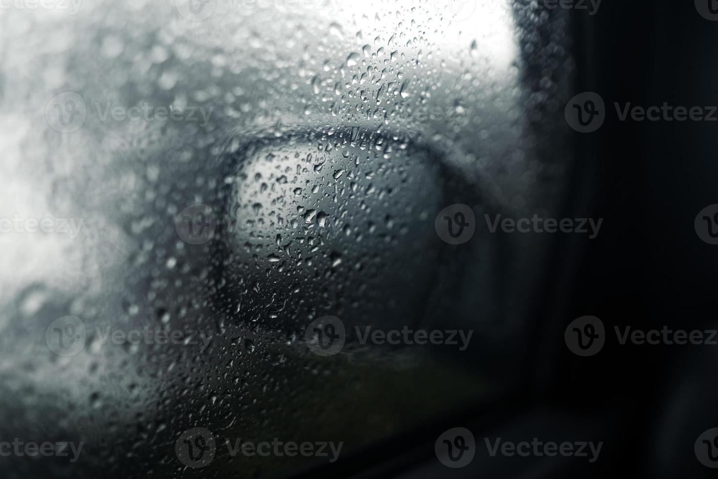 gotas de água no para-brisa do carro em dia chuvoso foto