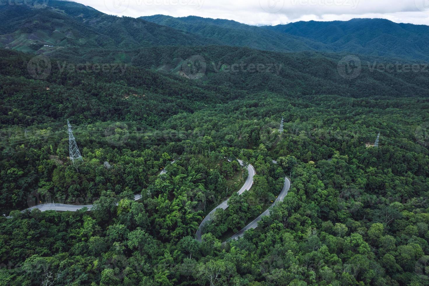 estrada da montanha em uma forma de vila rural acima foto