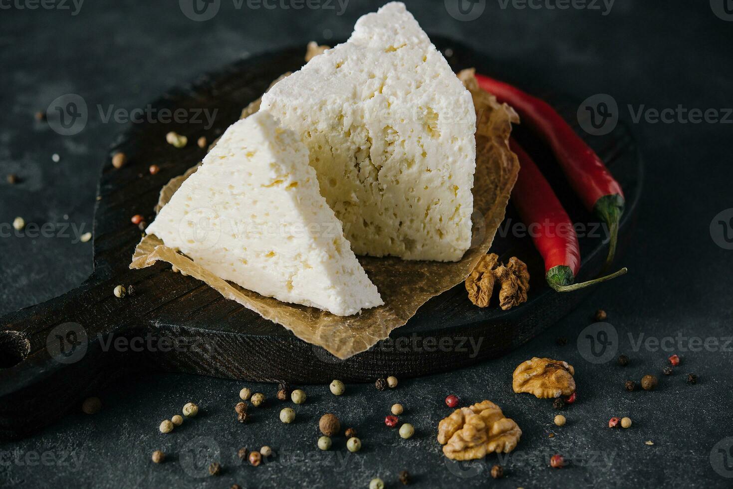 suave ovelha queijo em Preto de madeira bandeja foto