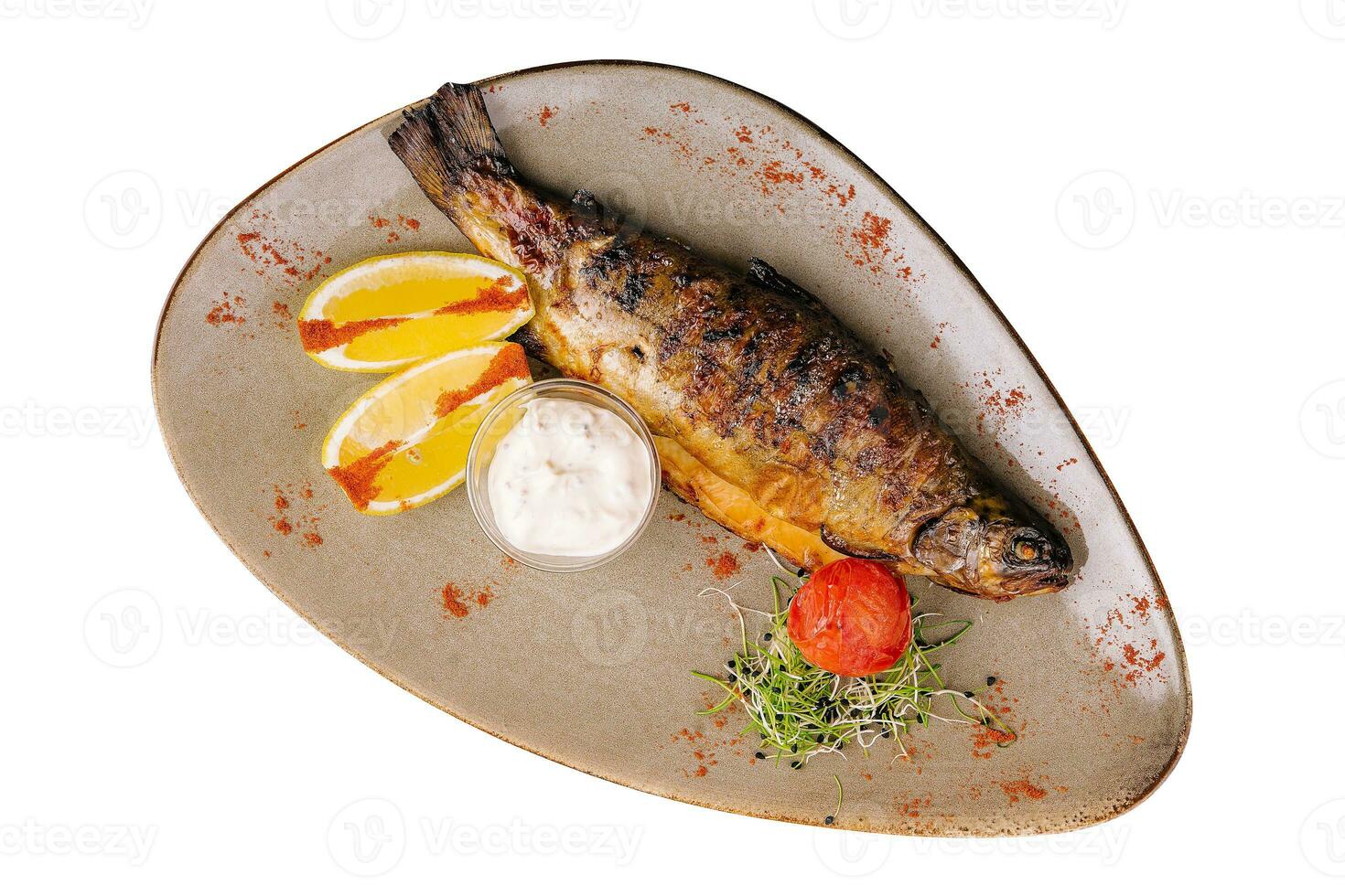 grelhado mar peixe com limão em prato foto