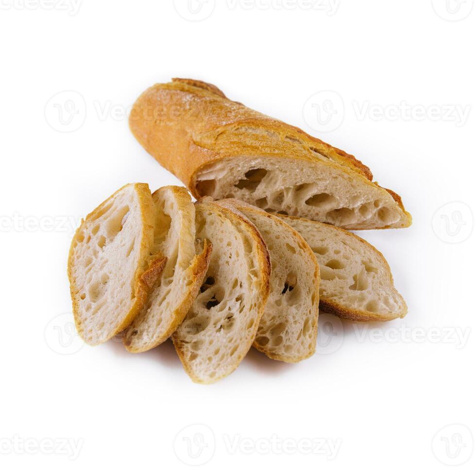 fatiado tradicional francês baguete em branco foto