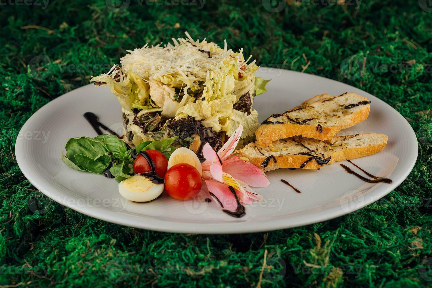 salada do cru legumes com fervido ovos e tomates foto