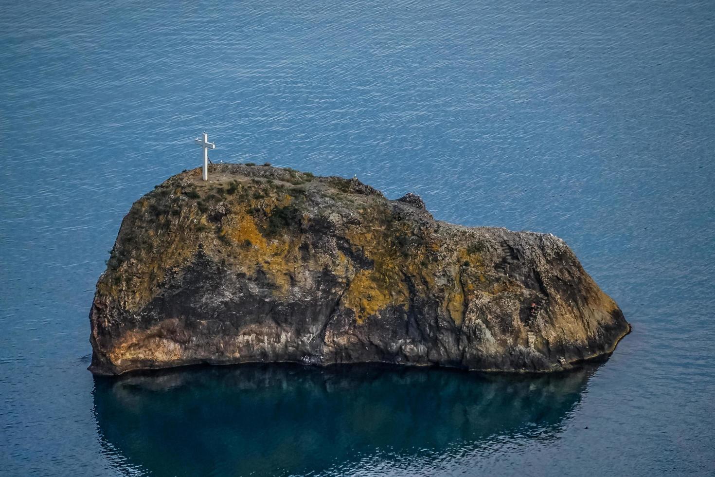 uma pequena ilha no mar com escadas foto