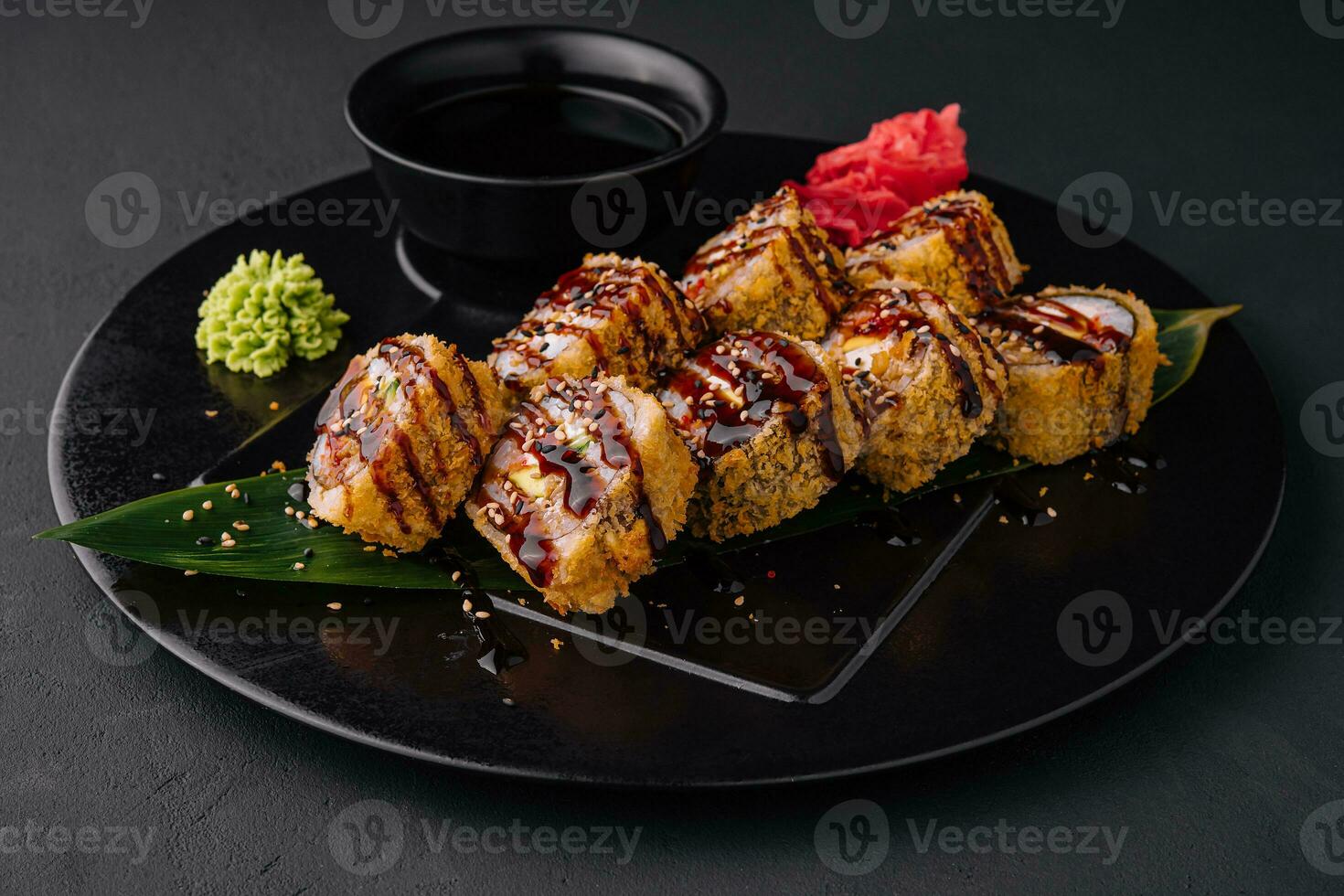 profundo frito lista com salmão e maionese dentro panko pão migalhas foto