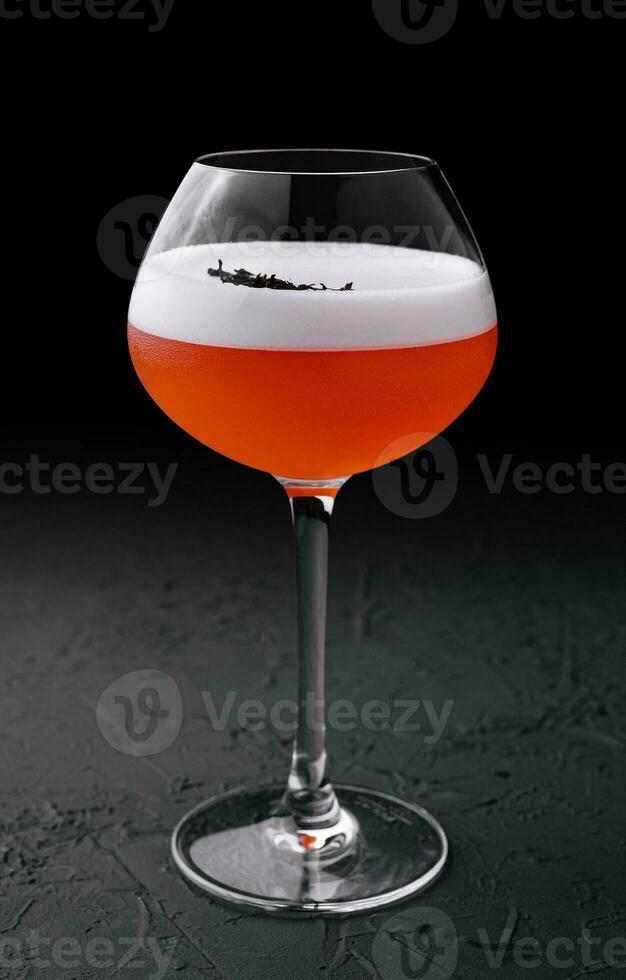 refrescante alcoólico coquetel com ovo espuma dentro uma vidro foto