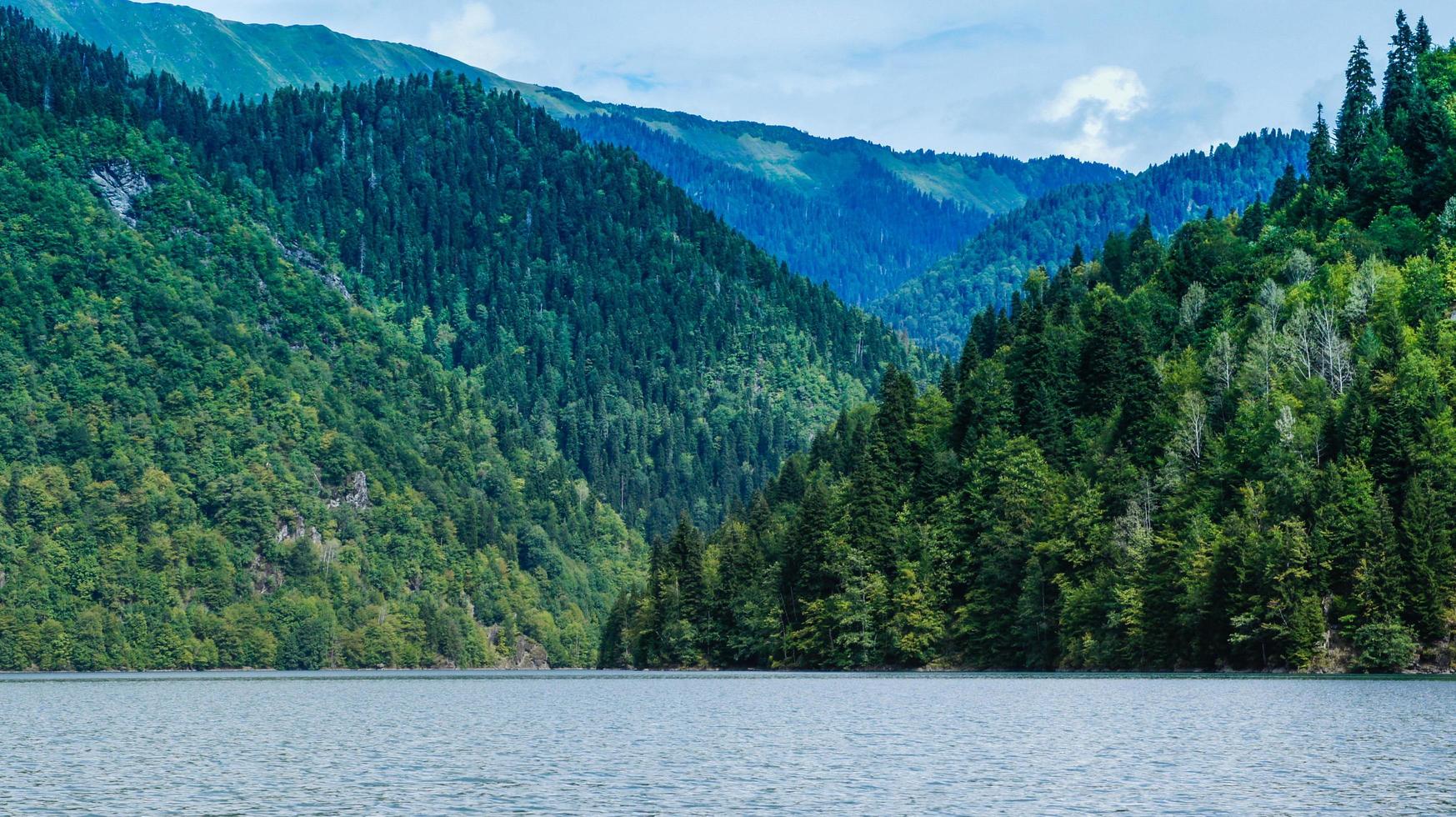 paisagem natural com lago ritsa e belas montanhas foto