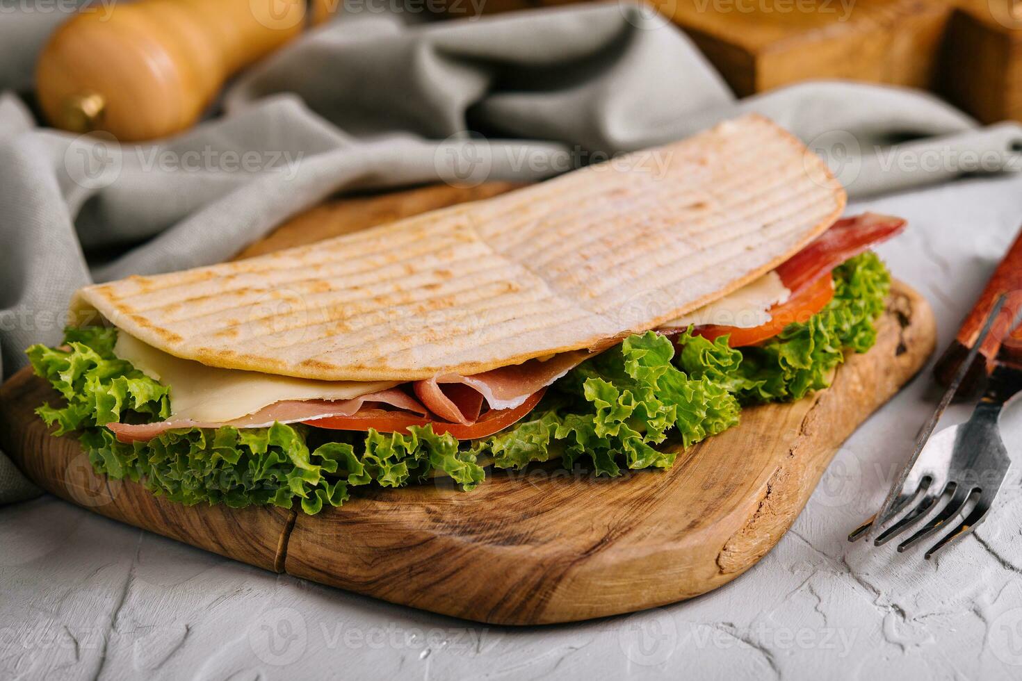 lavash sanduíche com prosciutto e queijo foto