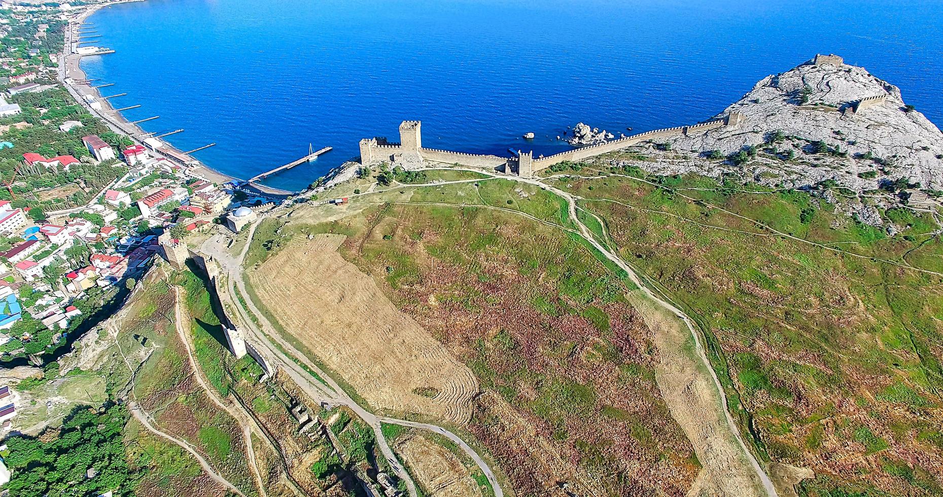 vista aérea da paisagem montanhosa com o genoês. Sudak, Crimeia foto