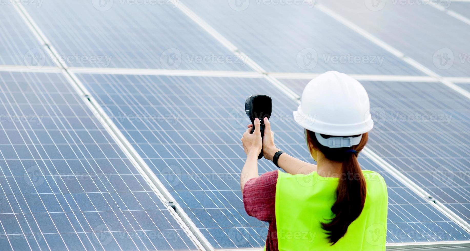 uma jovem engenheira de células solares está trabalhando duro. trabalhando foto